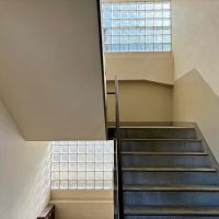 京都市山科区西野岸ノ下町60の賃貸物件/共用階段の踊り場のガラスブロックがキラキラと美しい