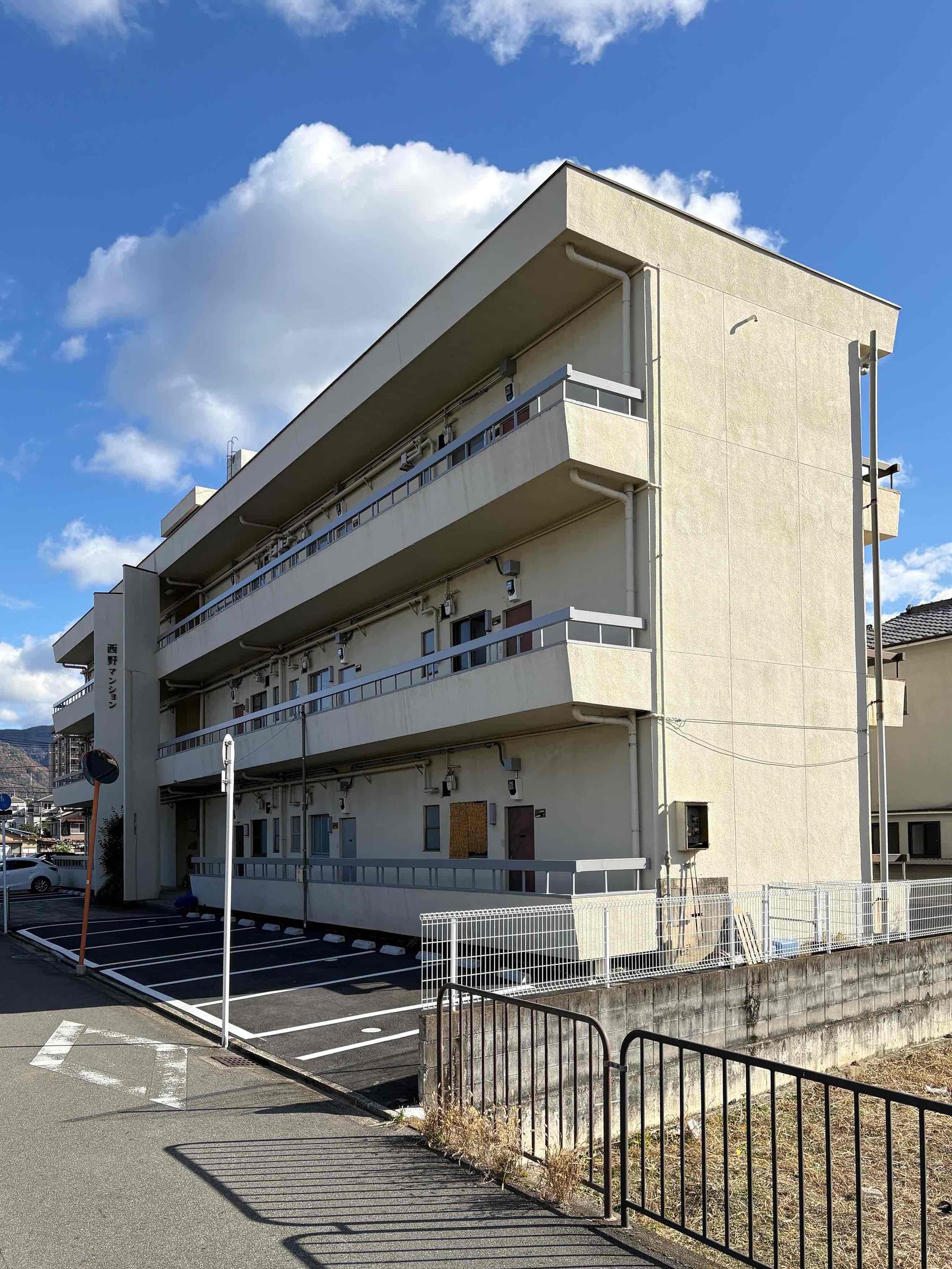 京都市山科区西野岸ノ下町60の賃貸物件/少し懐かしい外観。駐車場があるのも嬉しい