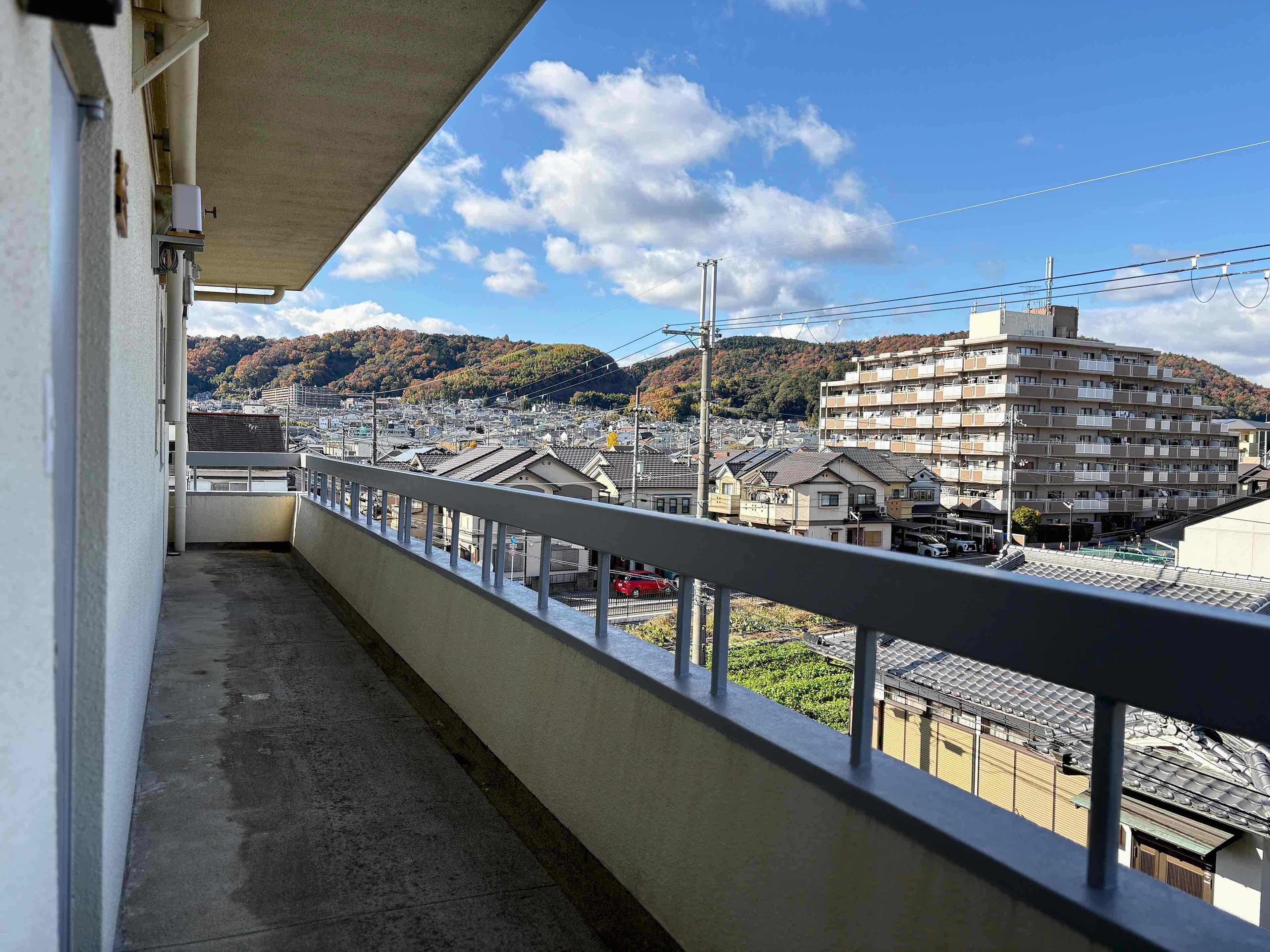 京都市山科区西野岸ノ下町60の賃貸物件/西を向くと東山の緑にうっとり。いい具合に色づく季節が待ち遠しい