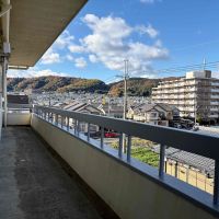 京都市山科区西野岸ノ下町60の賃貸物件/西を向くと東山の緑にうっとり。いい具合に色づく季節が待ち遠しい