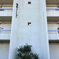 京都市山科区西野岸ノ下町60の賃貸物件/重厚感を感じる建物中央の垂直壁。階段の目隠しの役目も果たすトレードマーク