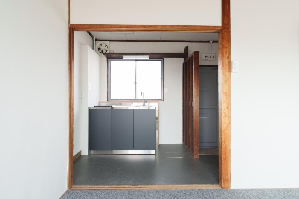 京都市山科区西野岸ノ下町60の賃貸物件/キッチンにも窓があって明るい空気。※写真は反転タイプ