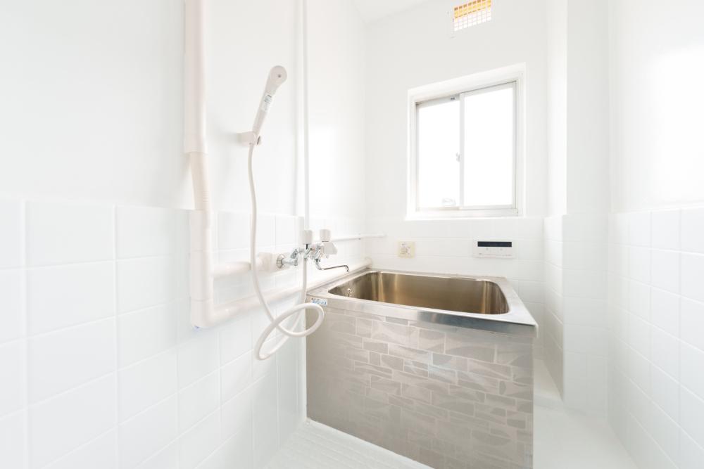 京都市山科区西野岸ノ下町60の賃貸物件/浴槽は膝を立てて入るスタイル。自然光が気持ち良く、朝風呂派になりそう。※浴室の内容は部屋によっては異なります。