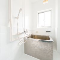 京都市山科区西野岸ノ下町60の賃貸物件/浴槽は膝を立てて入るスタイル。自然光が気持ち良く、朝風呂派になりそう。※浴室の内容は部屋によっては異なります。