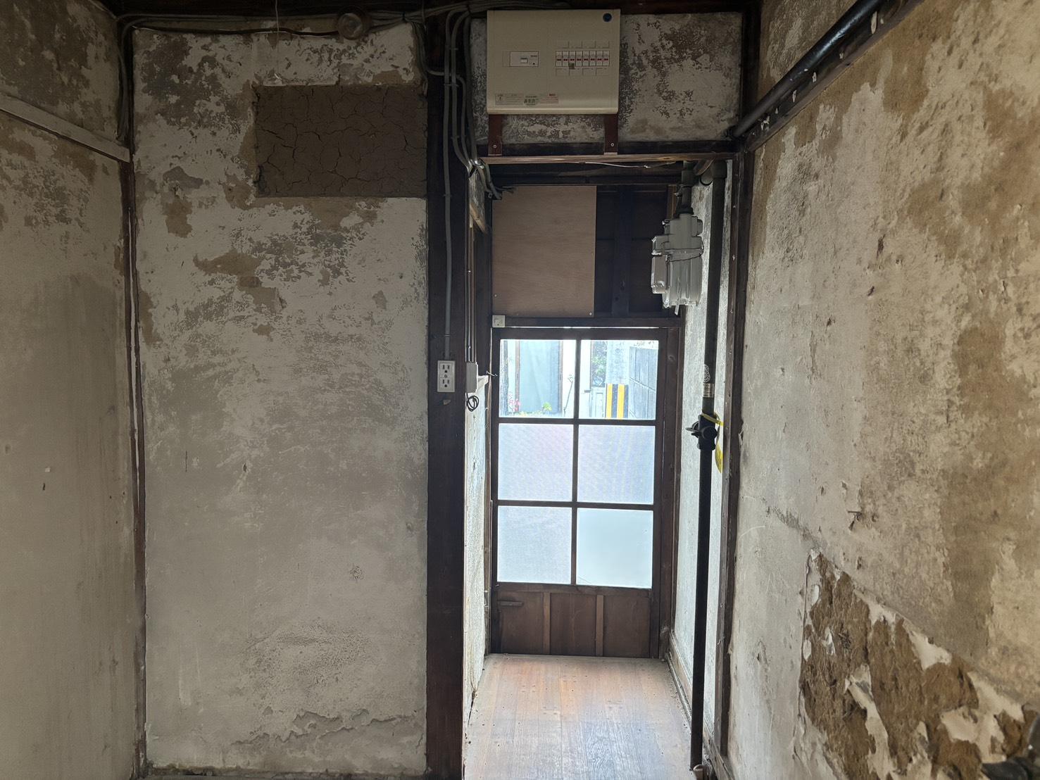 京都市北区紫野十二坊町8-6の売買物件/1F｜台所側にある出入口。道路側に面した扉です。