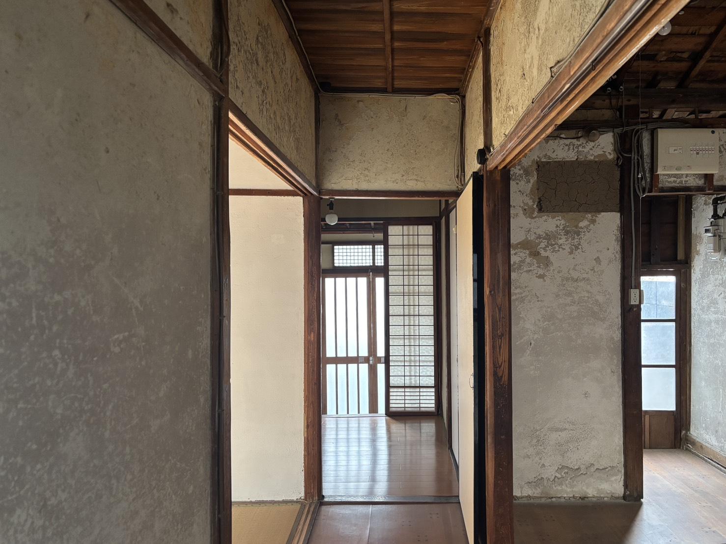 京都市北区紫野十二坊町8-6の売買物件/1F｜玄関側を向いた室内の眺め。