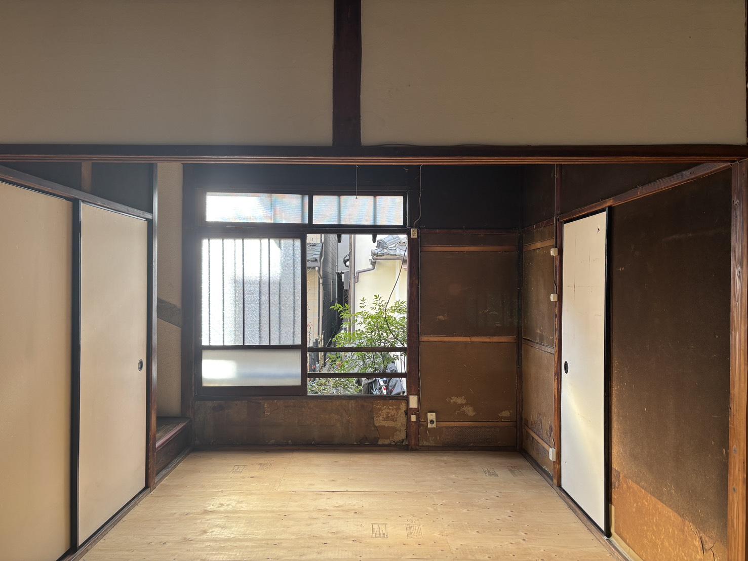 京都市北区紫野十二坊町8-6の売買物件/1F｜道路に面した窓があり、出入りや来客時にも使いやすい配置。