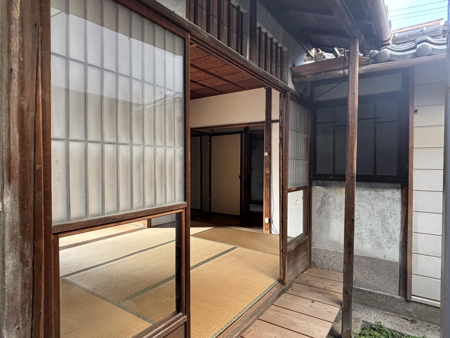 京都市北区紫野十二坊町8-6の売買物件/1F｜庭側から室内を見たところ。