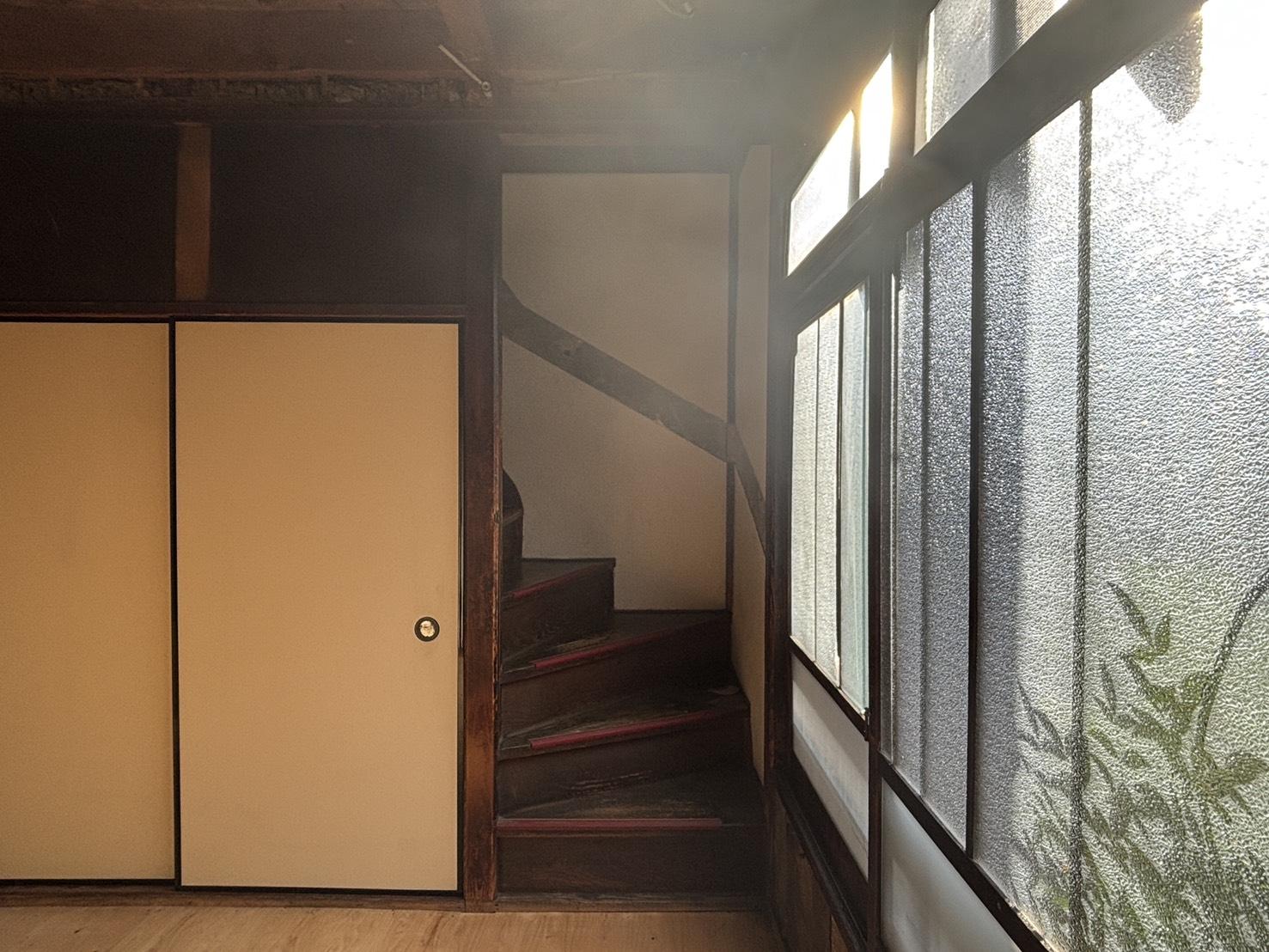 京都市北区紫野十二坊町8-6の売買物件/1F｜窓の横に配置された階段。