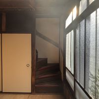 京都市北区紫野十二坊町8-6の売買物件/1F｜窓の横に配置された階段。
