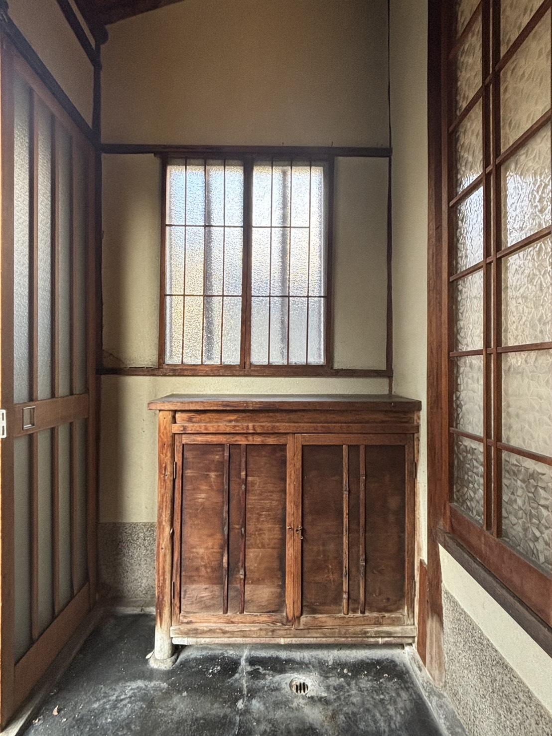 京都市北区紫野十二坊町8-6の売買物件/1F｜造り付けの下駄箱が残る玄関まわり。