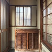 京都市北区紫野十二坊町8-6の売買物件/1F｜造り付けの下駄箱が残る玄関まわり。