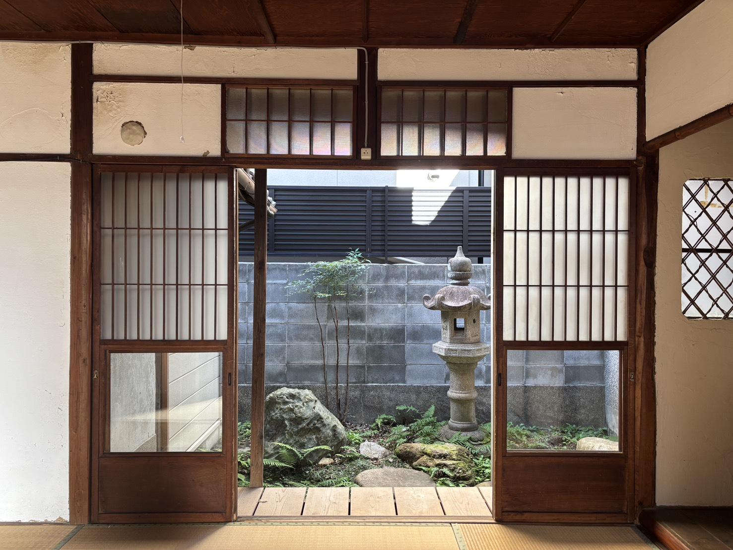 京都市北区紫野十二坊町8-6の売買物件/1F｜和室の窓越しに見える小さな庭。
