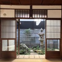 京都市北区紫野十二坊町8-6の売買物件/1F｜和室の窓越しに見える小さな庭。