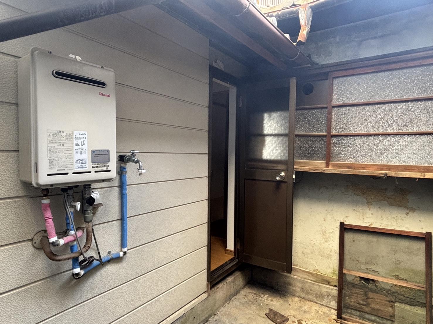 京都市北区紫野十二坊町8-6の売買物件/1F｜外にある洗濯機置き場、改装で中にもってきたいところ。