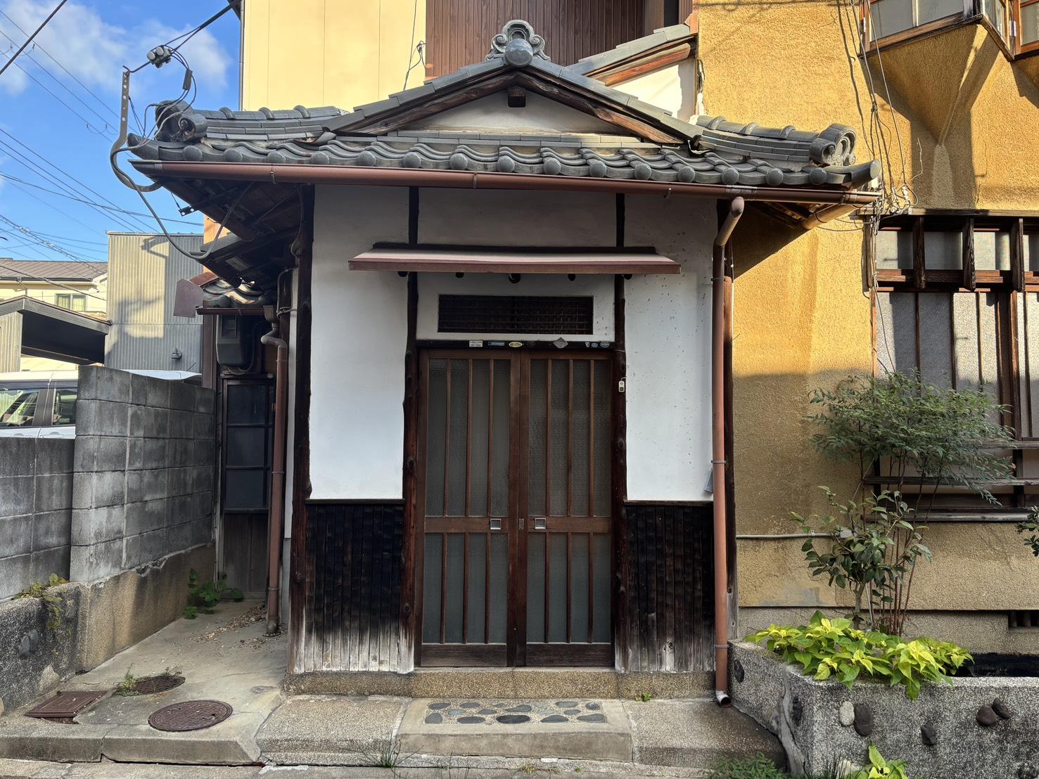 京都市北区紫野十二坊町8-6の売買物件/素朴な町家の表情が残っています。