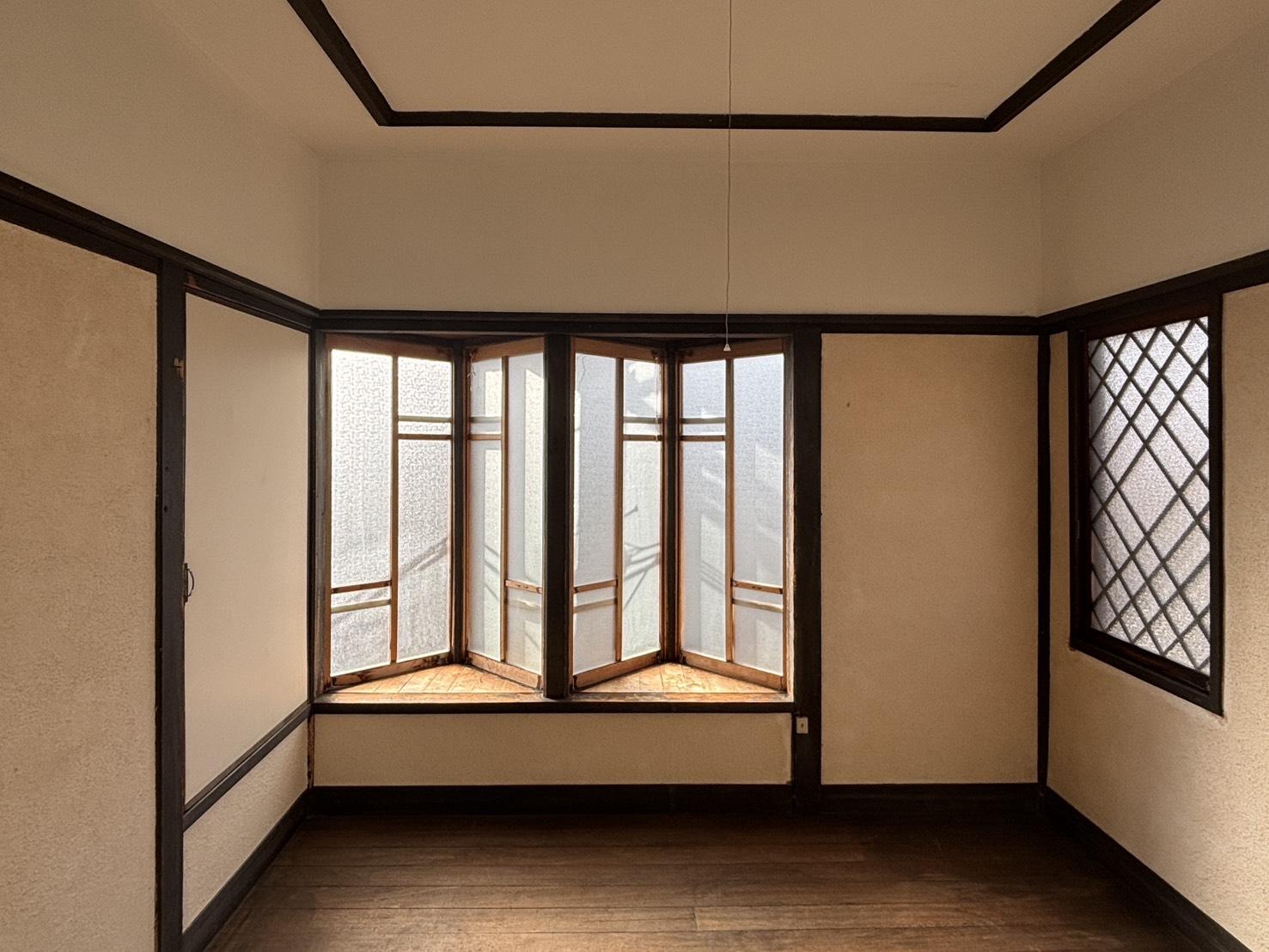 京都市北区紫野十二坊町8-6の売買物件/2F｜木枠の出窓が印象的な部屋。