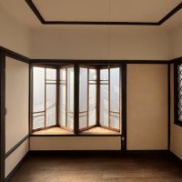 京都市北区紫野十二坊町8-6の売買物件/2F｜木枠の出窓が印象的な部屋。