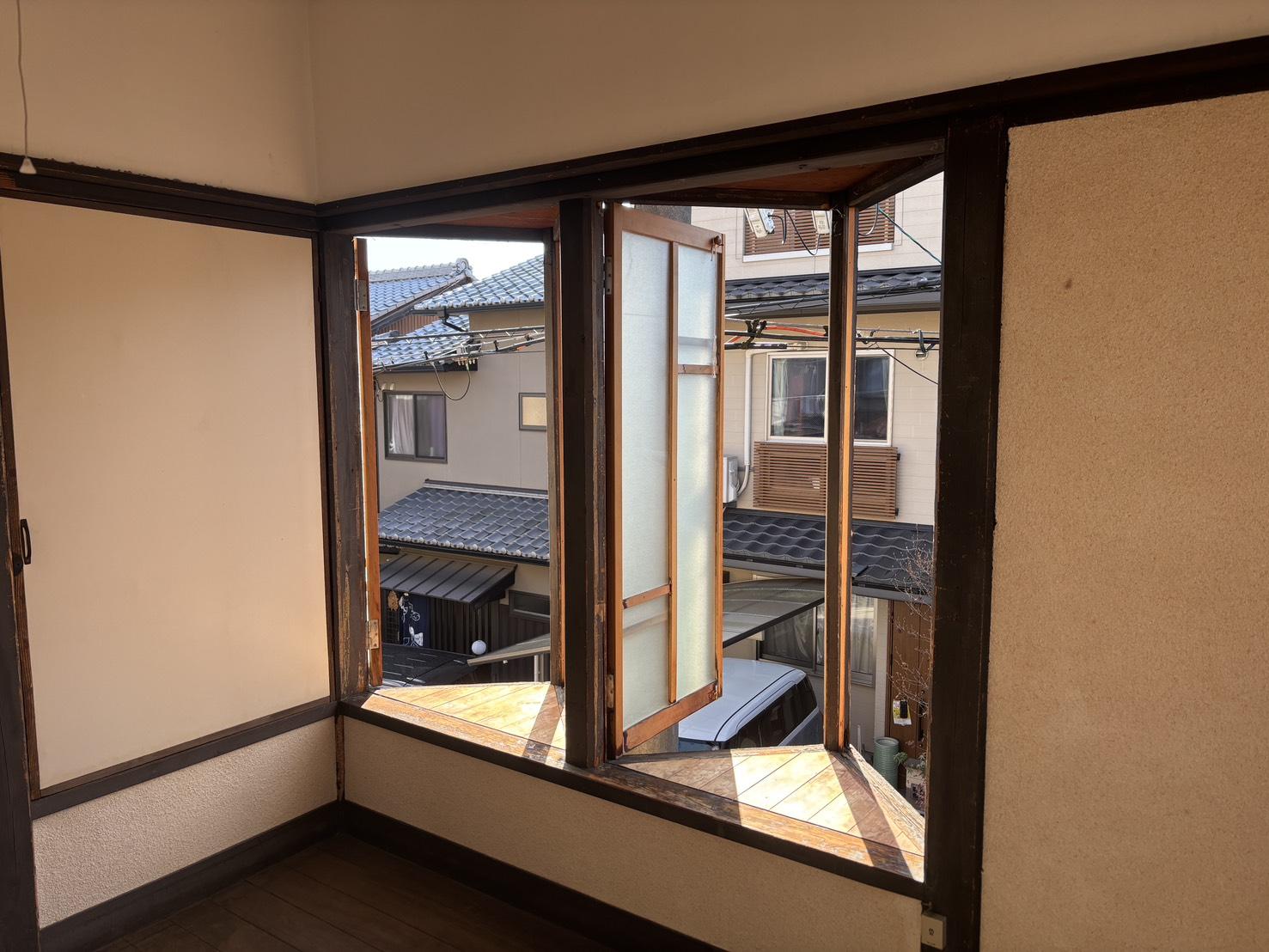 京都市北区紫野十二坊町8-6の売買物件/2F｜窓を開けると、向かいの建物との距離は近めです。