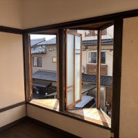 京都市北区紫野十二坊町8-6の売買物件/2F｜窓を開けると、向かいの建物との距離は近めです。