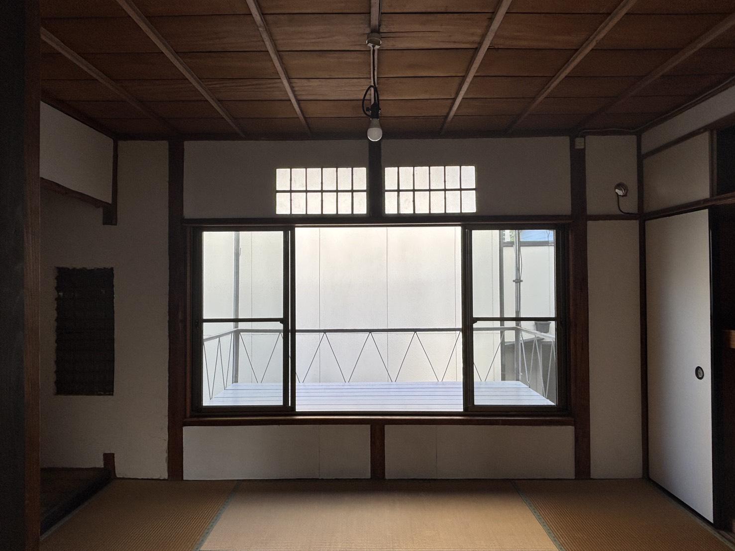 京都市北区紫野十二坊町8-6の売買物件/2F｜和室の前に設けられたベランダ。洗濯物干しや外気を取り込むのに使えます。