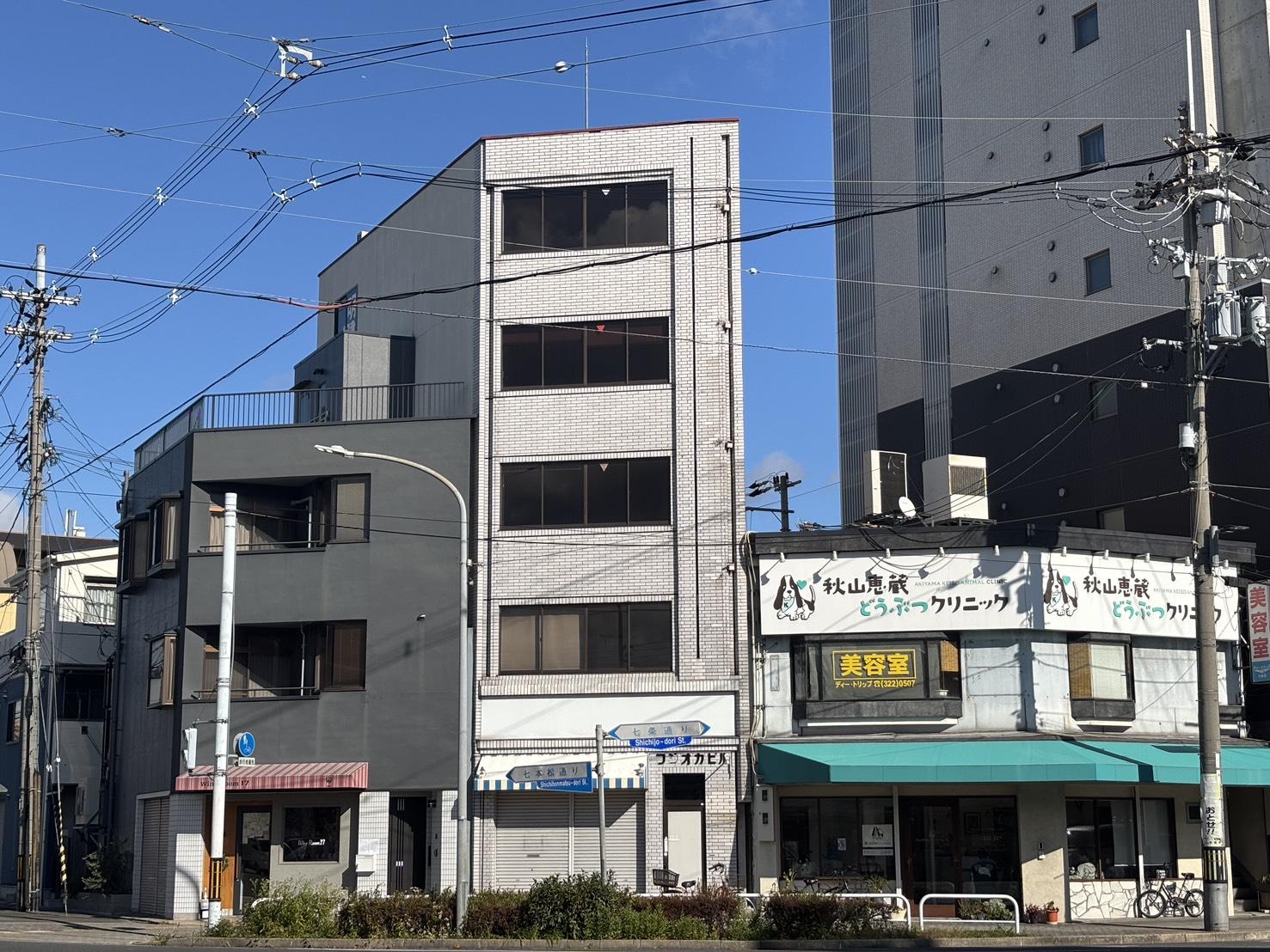 京都市下京区朱雀北ノ口町23-2の賃貸物件/1F|真ん中の高い建物が今回の物件