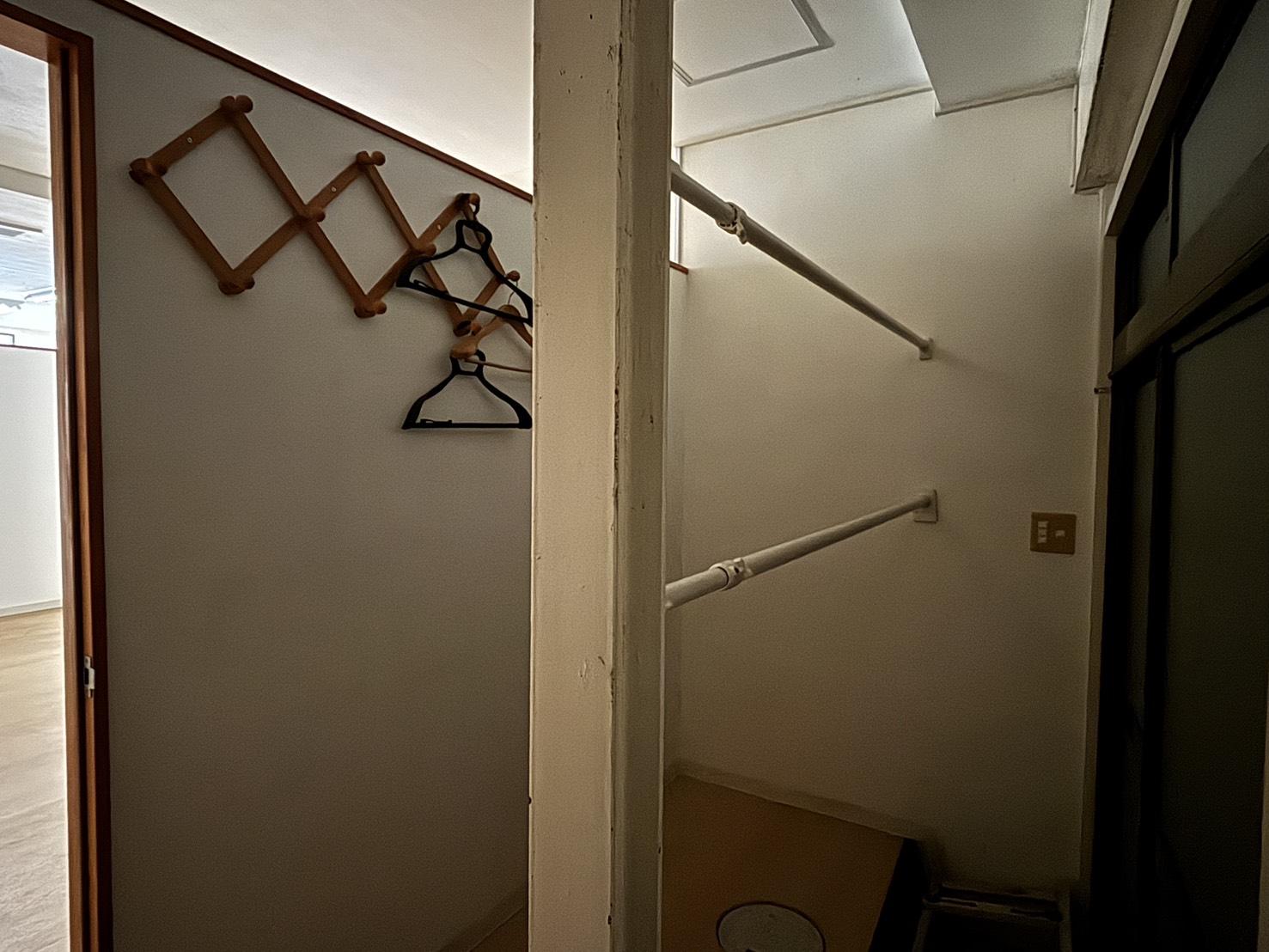 京都市下京区朱雀北ノ口町23-2の賃貸物件/1F|以前は着替えスペースとして使われていた模様