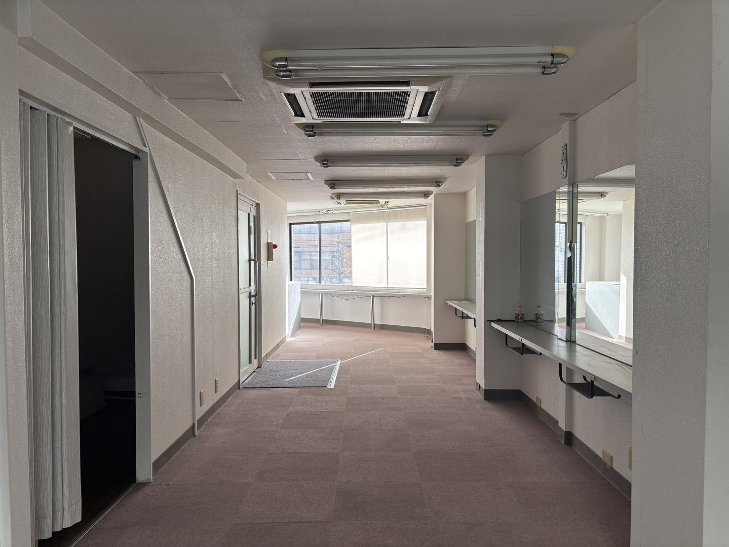 京都市下京区朱雀北ノ口町23-2の賃貸物件/2F|七条通り側には大きな窓