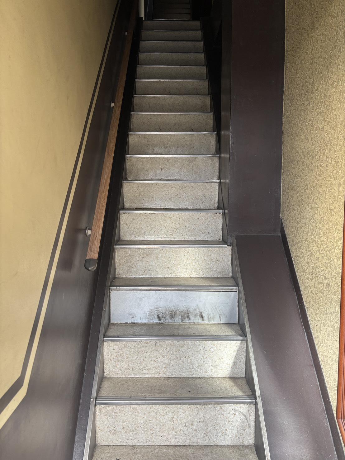 京都市下京区朱雀北ノ口町23-2の賃貸物件/細めの共用階段