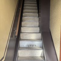 京都市下京区朱雀北ノ口町23-2の賃貸物件/細めの共用階段