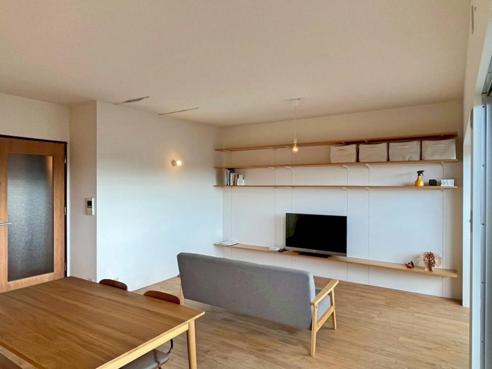 京都市右京区⻄院清⽔町12-1の売買物件/こちらの壁一面には可動棚。棚を増やすことも出来ます。