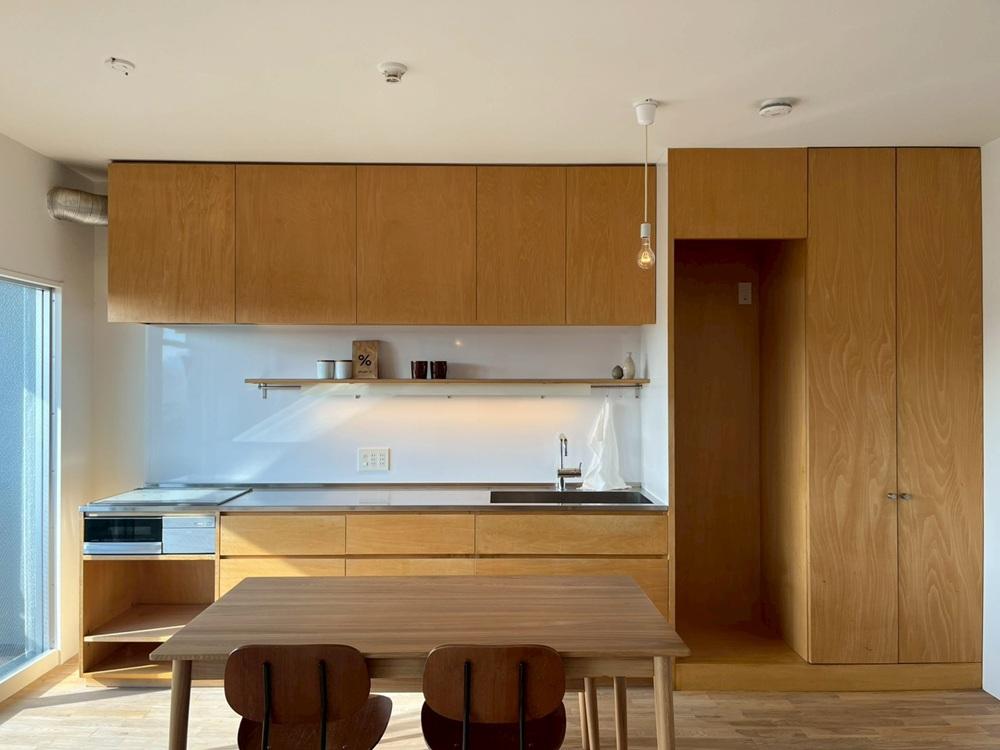 京都市右京区⻄院清⽔町12-1の売買物件/キッチンコンロ下にはオーブンレンジが設置できるようコンセントが仕込んであり、右手の冷蔵庫置き場は60cm未満なので現状のままだとサイズ制限有。コンロはIH。