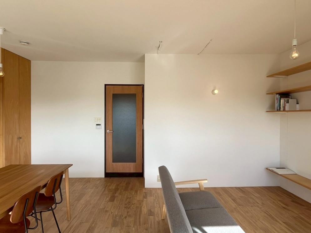 京都市右京区⻄院清⽔町12-1の売買物件/床はナラの無垢材、天井はRCの躯体を補修して壁面同様に白く塗装されている