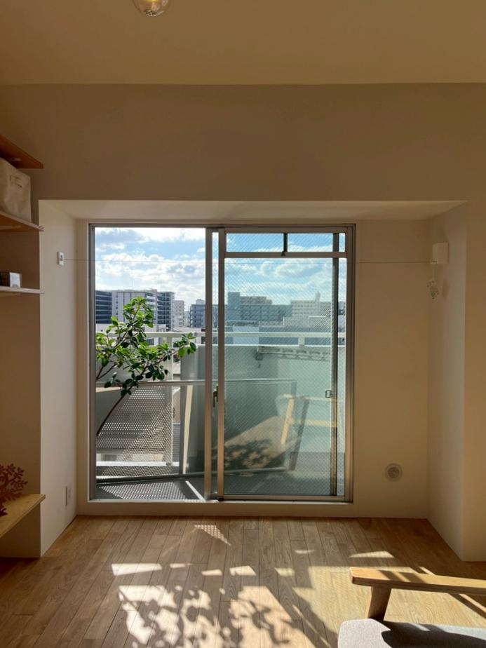 京都市右京区⻄院清⽔町12-1の売買物件/この窓際にはワイヤーが張れるようになっているので室内干しも可能