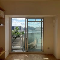 京都市右京区⻄院清⽔町12-1の売買物件/この窓際にはワイヤーが張れるようになっているので室内干しも可能