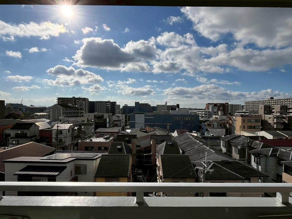 京都市右京区⻄院清⽔町12-1の売買物件/建物は多く建ってますが東から西まで抜け感あり。