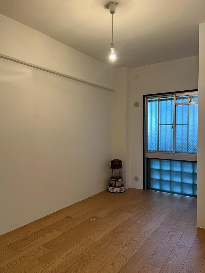 京都市右京区⻄院清⽔町12-1の売買物件/西側5.5帖｜こちらも天井・壁は白くペイント済み。床は既存のもの。