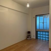 京都市右京区⻄院清⽔町12-1の売買物件/西側5.5帖｜こちらも天井・壁は白くペイント済み。床は既存のもの。