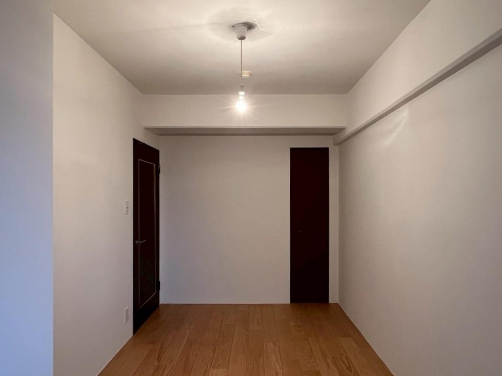 京都市右京区⻄院清⽔町12-1の売買物件/西側5.5帖｜建具はオリジナルのものを利用し、ドアノブのみ交換してある模様