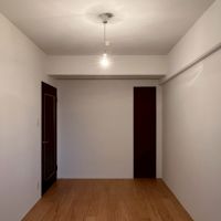 京都市右京区⻄院清⽔町12-1の売買物件/西側5.5帖｜建具はオリジナルのものを利用し、ドアノブのみ交換してある模様