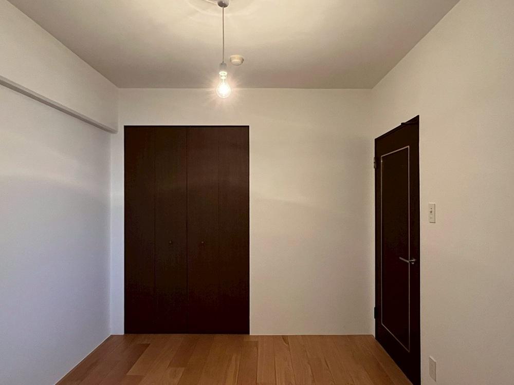 京都市右京区⻄院清⽔町12-1の売買物件/東側5.1帖｜幅があるので少しゆったり感じる