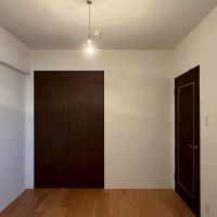 京都市右京区⻄院清⽔町12-1の売買物件/東側5.1帖｜幅があるので少しゆったり感じる