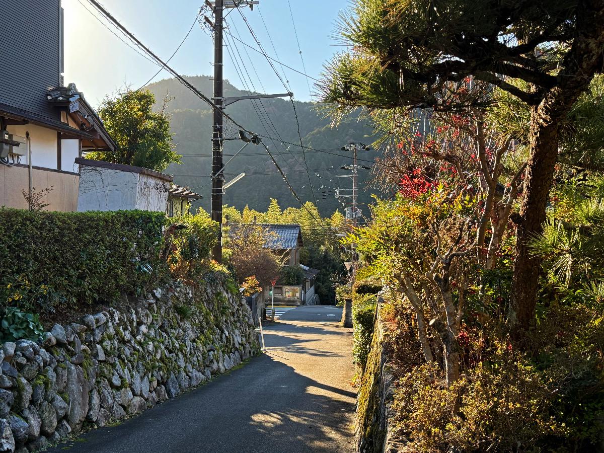 京都市左京区大原戸寺町191の売買物件/当該物件前面道路の街並み。物語が始まりそうな美しい石垣と緑の街並み。山間の傾斜地に家が並ぶ大原集落の特徴です