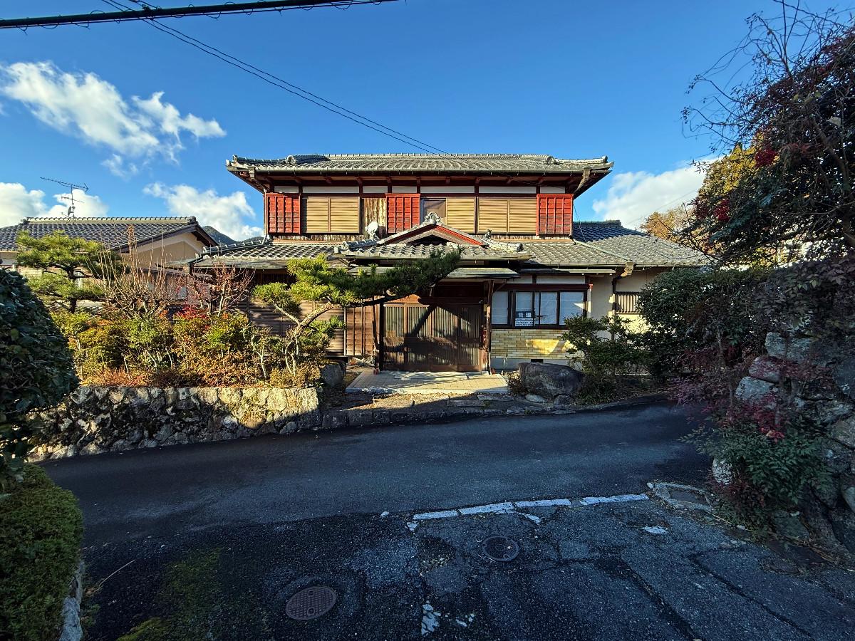 京都市左京区大原戸寺町191の売買物件/外観全景。端正なつくりの屋敷。玄関の構えも良く、黒松門が立派に育ってますね