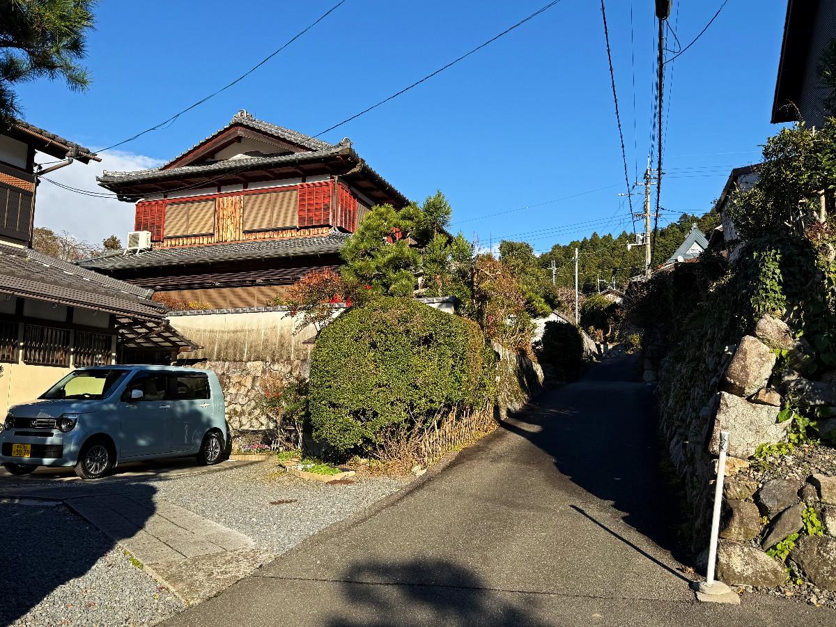 京都市左京区大原戸寺町191の売買物件/外観西面。大原の東側の斜面地の位置しているので西に開けています。この2階の窓からの眺めが良きです