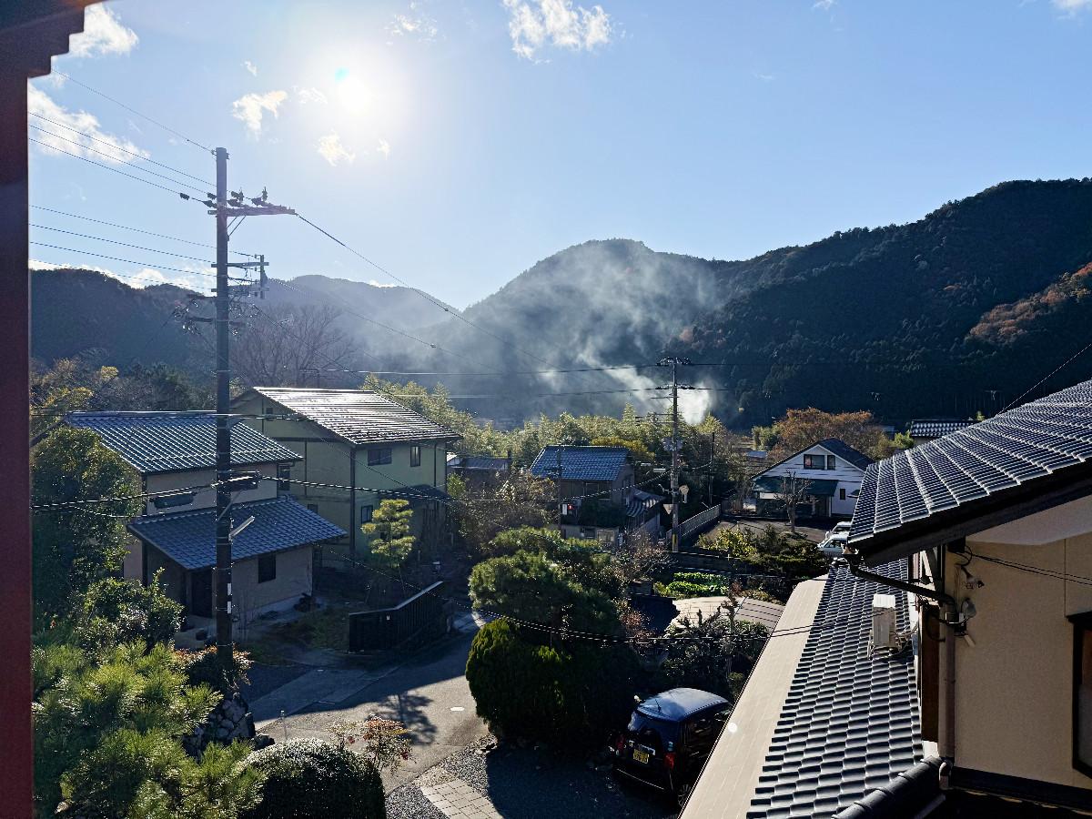 京都市左京区大原戸寺町191の売買物件/2階窓から南西を見る。山をバックに湯気立ち昇る美しい景色
