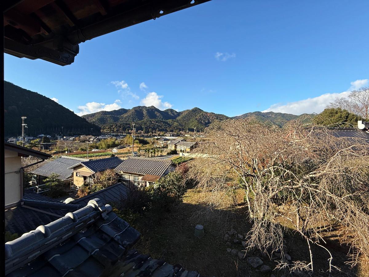 京都市左京区大原戸寺町191の売買物件/2階窓から北西を見る。北は大きな庭に面しており、古木の大きな枝垂桜が出迎えてくれます。視界の抜けは文句無し