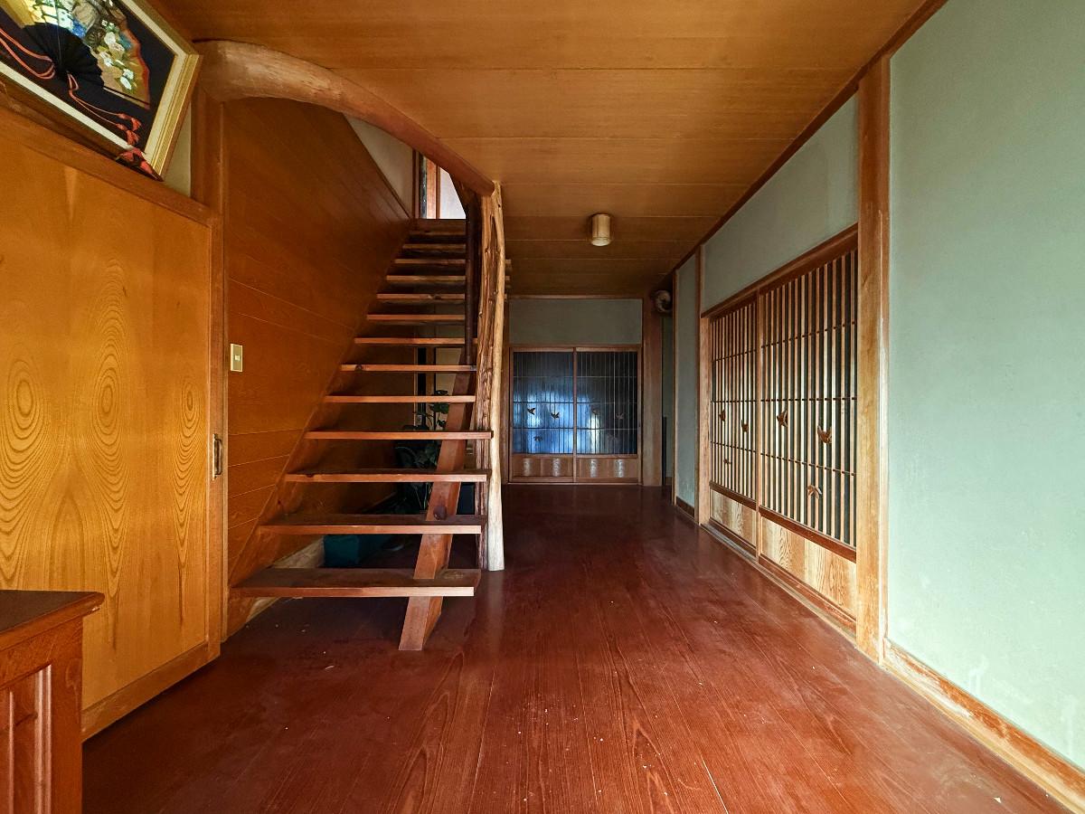 京都市左京区大原戸寺町191の売買物件/玄関間。農家屋敷の風情の堂々たる玄関間。階段周りが特にこだわりが見れますね