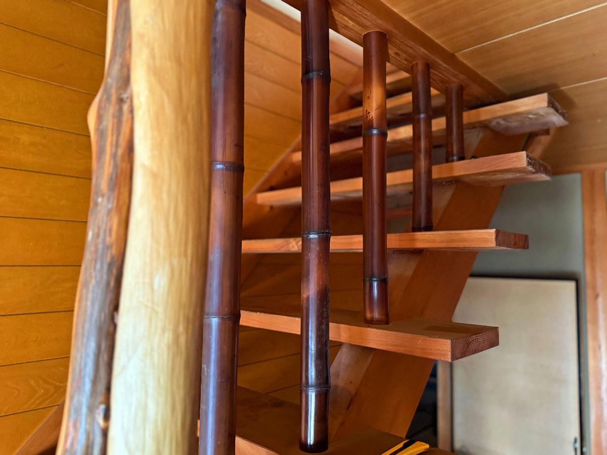 京都市左京区大原戸寺町191の売買物件/階段。吊り木には煤竹。角には磨き丸太。天井見切りには磨き丸太の面白い曲がり材を御誂え。主張ばっちり