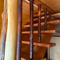京都市左京区大原戸寺町191の売買物件/階段。吊り木には煤竹。角には磨き丸太。天井見切りには磨き丸太の面白い曲がり材を御誂え。主張ばっちり